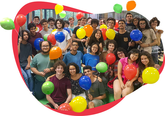 Estudantes da turma 29 na competição de computação do curso segurando balões